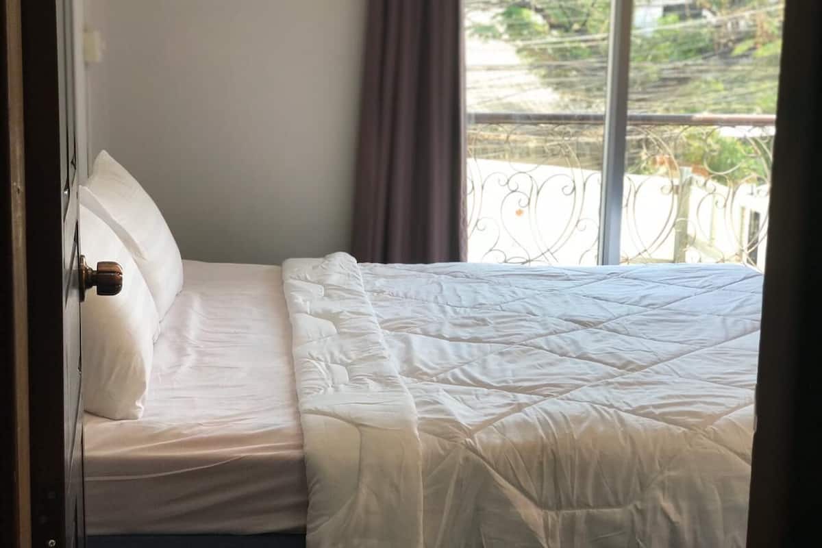 Standard Room | Peti besi dalam bilik, meja, ruang kerja komputer riba