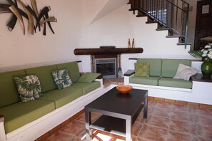 TV, fireplace