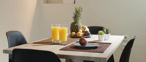 Apartamento, 1 habitación | Servicio de comidas en la habitación