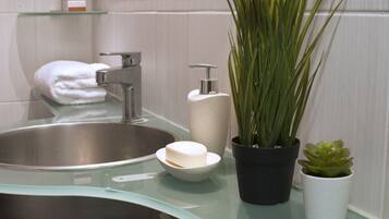 Apartamento, 1 habitación | Lavabo del cuarto de baño