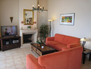 Télévision, cheminée