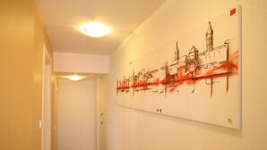 Ein Flur mit einem großen Wandbild, das eine Stadtansicht zeigt.