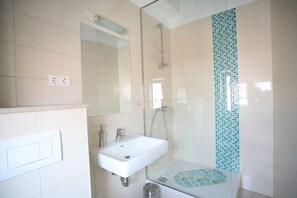 Quarto casal | Banheiro | Chuveiro, chuveiro com efeito de chuva, secador de cabelo 