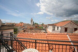 On peut admirer des toits recouverts de tuiles en terre cuite et des bâtiments en pierre, dont une église dotée d’un clocher.