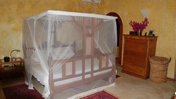 Escritorio y espacio para trabajar con un portátil