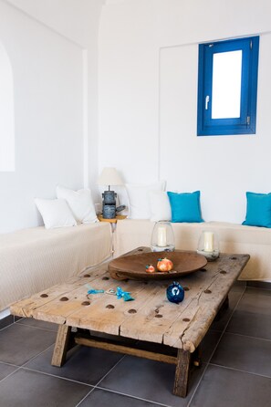 Villa, 3 chambres, piscine privée | Salle de séjour | Télévision à écran plat