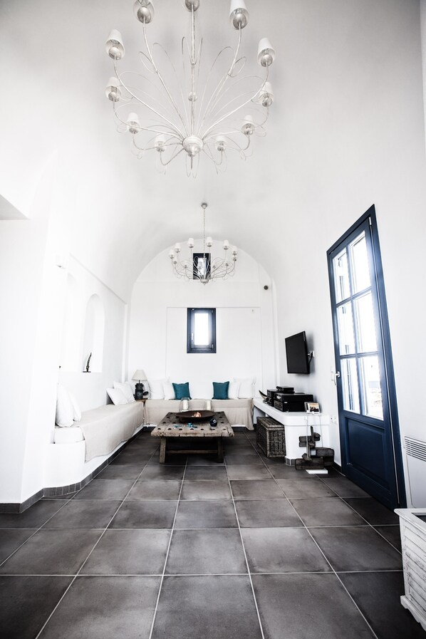 Villa, 3 chambres, piscine privée | Salle de séjour | Télévision à écran plat