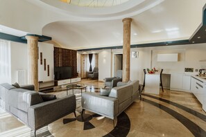 Suite Grand, tina, vista a la ciudad | Sábanas italianas Frette, ropa de cama de alta calidad y edredón