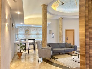 Suite Grand, tina, vista a la ciudad | Sábanas italianas Frette, ropa de cama de alta calidad y edredón