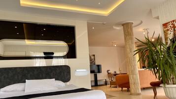 Exclusive-studiosviitti, poreamme, kaupunkinäköala | 1 makuuhuone, italialaiset Frette-lakanat, ylelliset vuodevaatteet