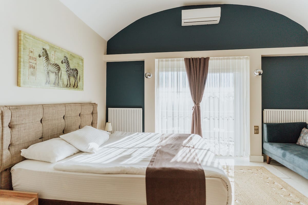 Deluxe kamer, meerdere bedden, uitzicht op stad | 1 slaapkamer, Italiaanse Frette-lakens, luxe beddengoed