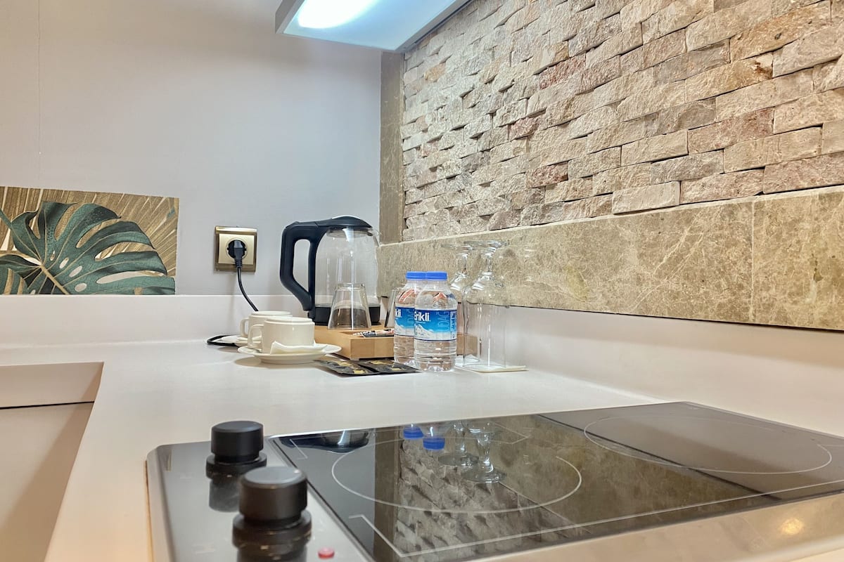 grand suite, bathtub, city view | frette italian sheets, premium bedding, down duvets, memory-foam beds