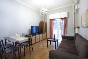 Departamento, 2 habitaciones | Área de sala de estar | Televisión de pantalla plana 