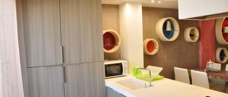 Refrigerador, microondas y horno