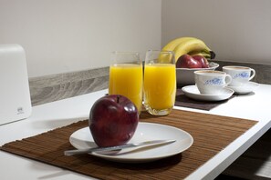 تناول الطعام داخل الغرفة