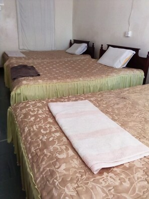 Triple Room | Desk, free WiFi, bed sheets - Manguo Lodge (Nyahururu)