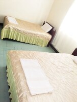 Twin Room | Desk, WiFi (free), bed sheets