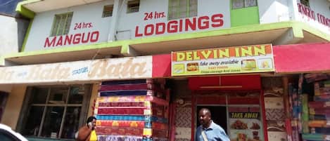 A building with multiple businesses including a 24-hour lodging service, a fast food restaurant, and a store named 'Bata'.