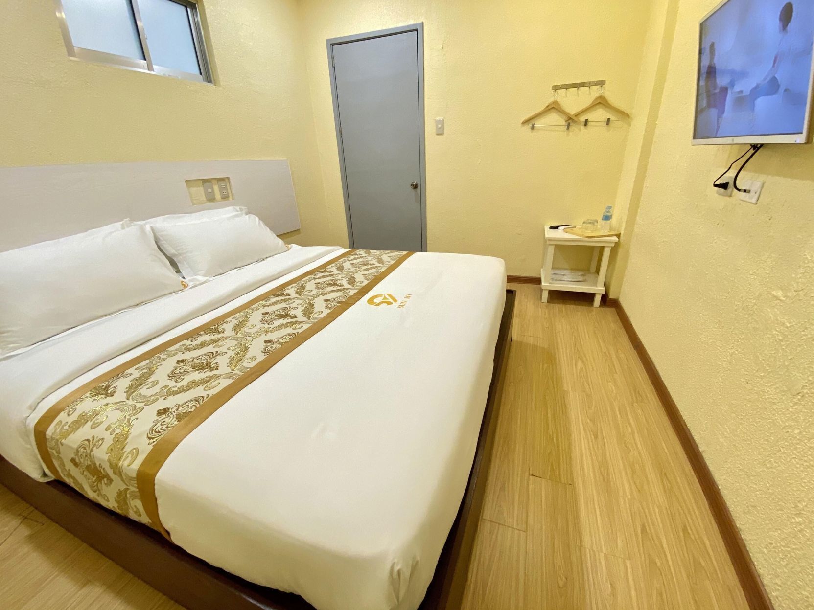 Escritorio, wifi gratis y ropa de cama 