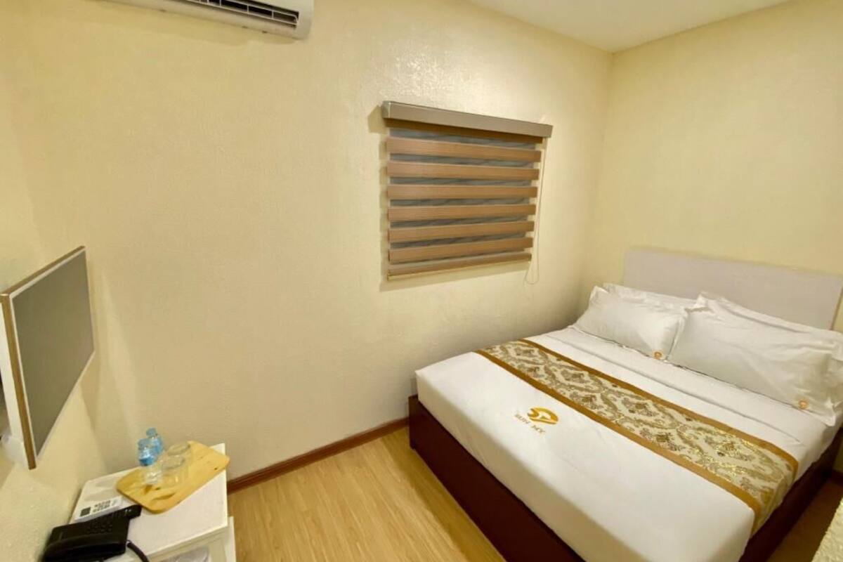 Escritorio, wifi gratis y ropa de cama