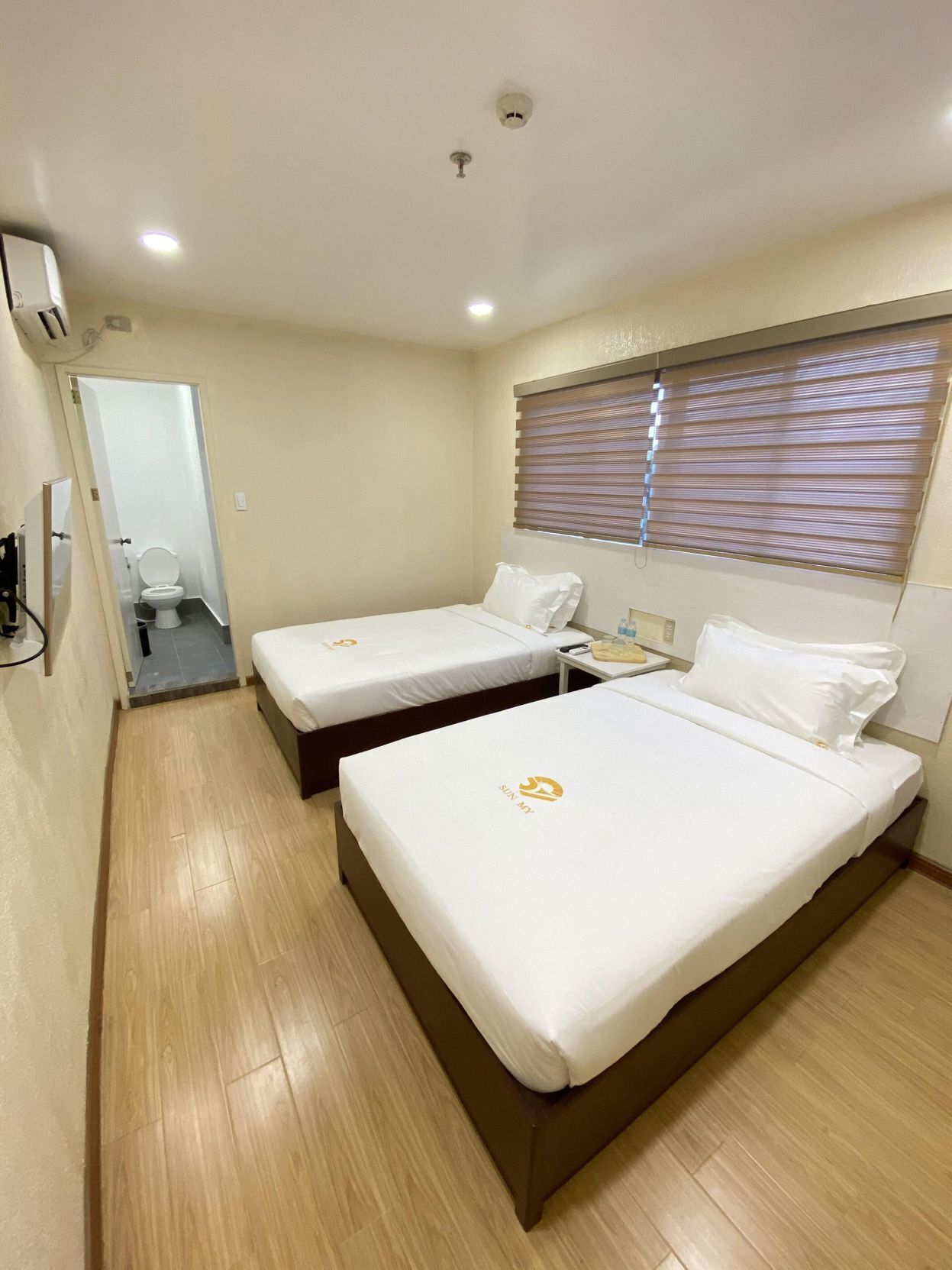 Escritorio, wifi gratis y ropa de cama 
