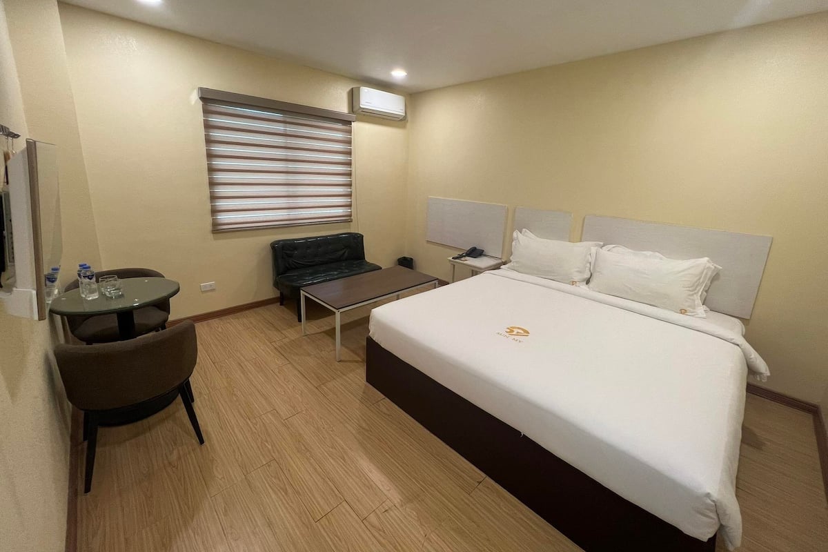 Escritorio, wifi gratis y ropa de cama