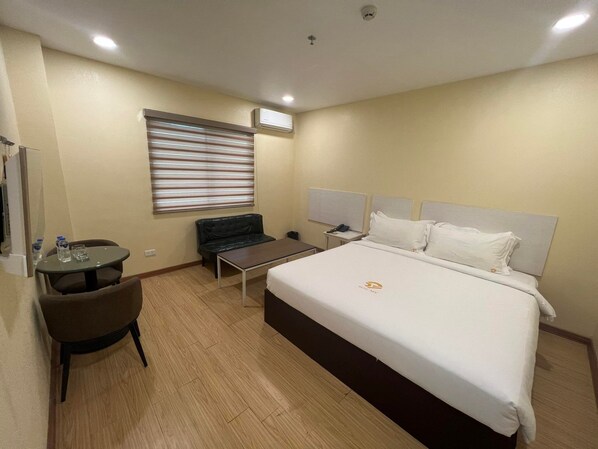 Escritorio, wifi gratis y ropa de cama 