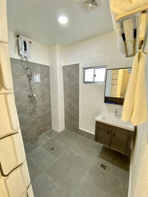 Ducha, artículos de tocador gratuitos, bidet, toallas