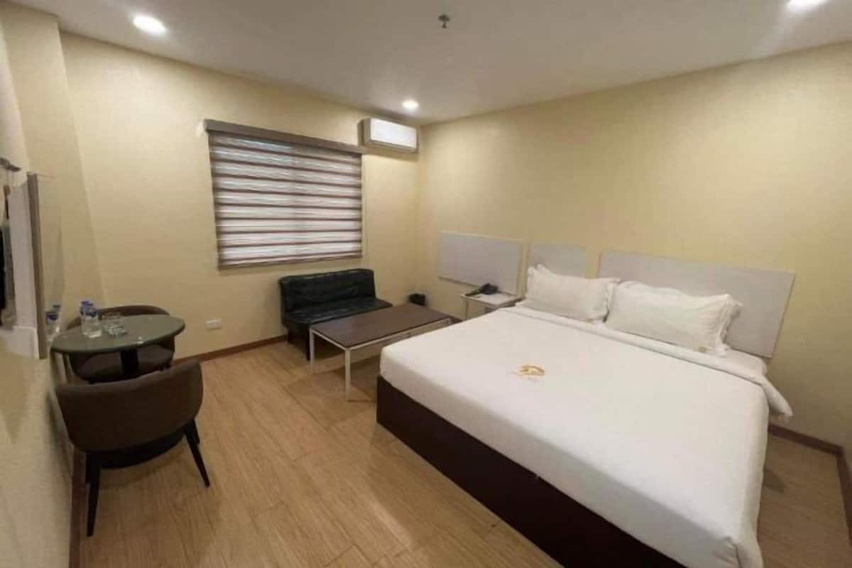 Escritorio, wifi gratis y ropa de cama
