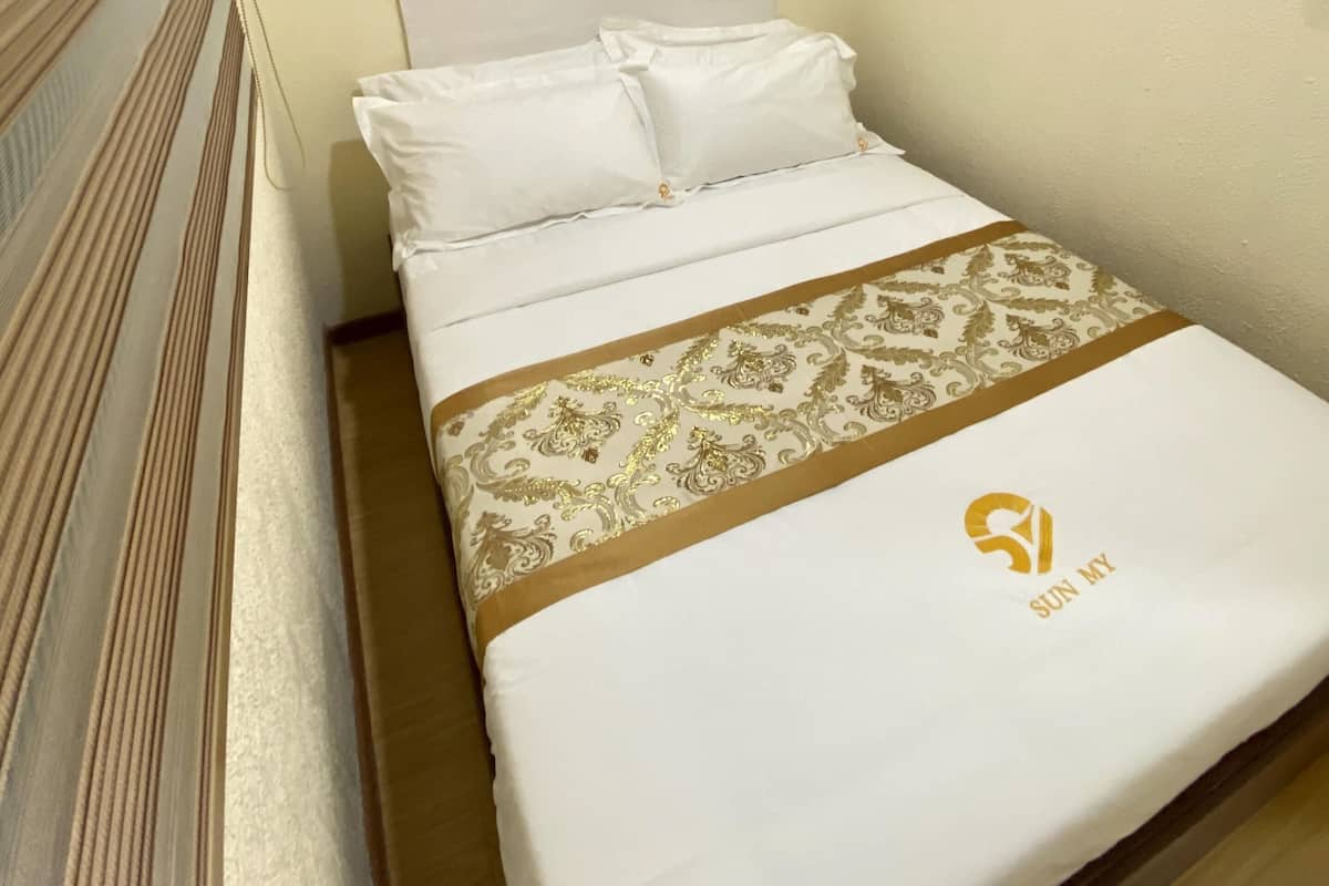Escritorio, wifi gratis y ropa de cama