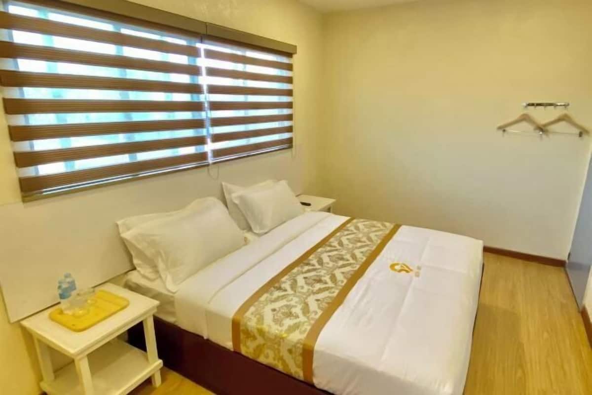 Escritorio, wifi gratis y ropa de cama