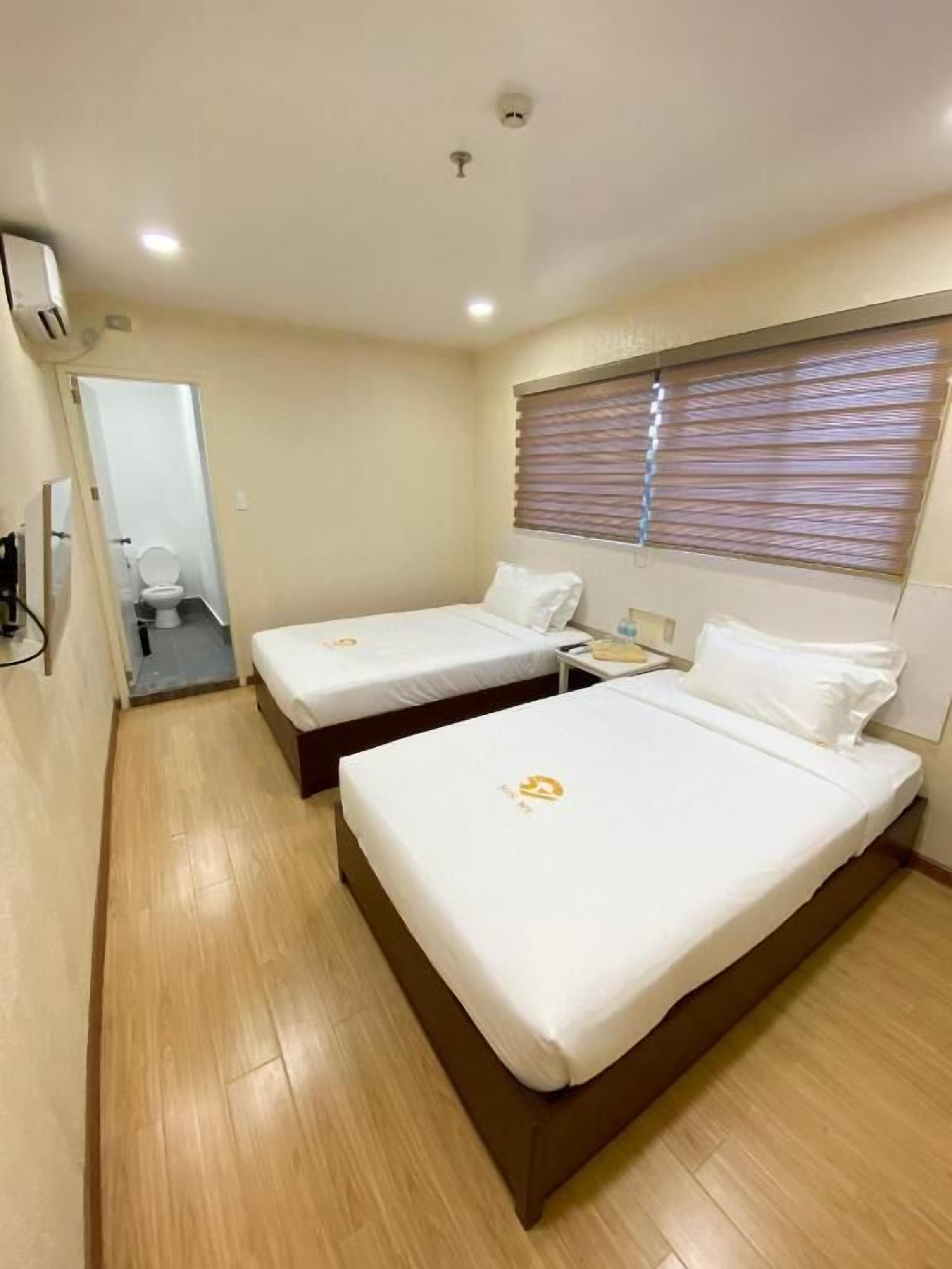 Escritorio, wifi gratis y ropa de cama 