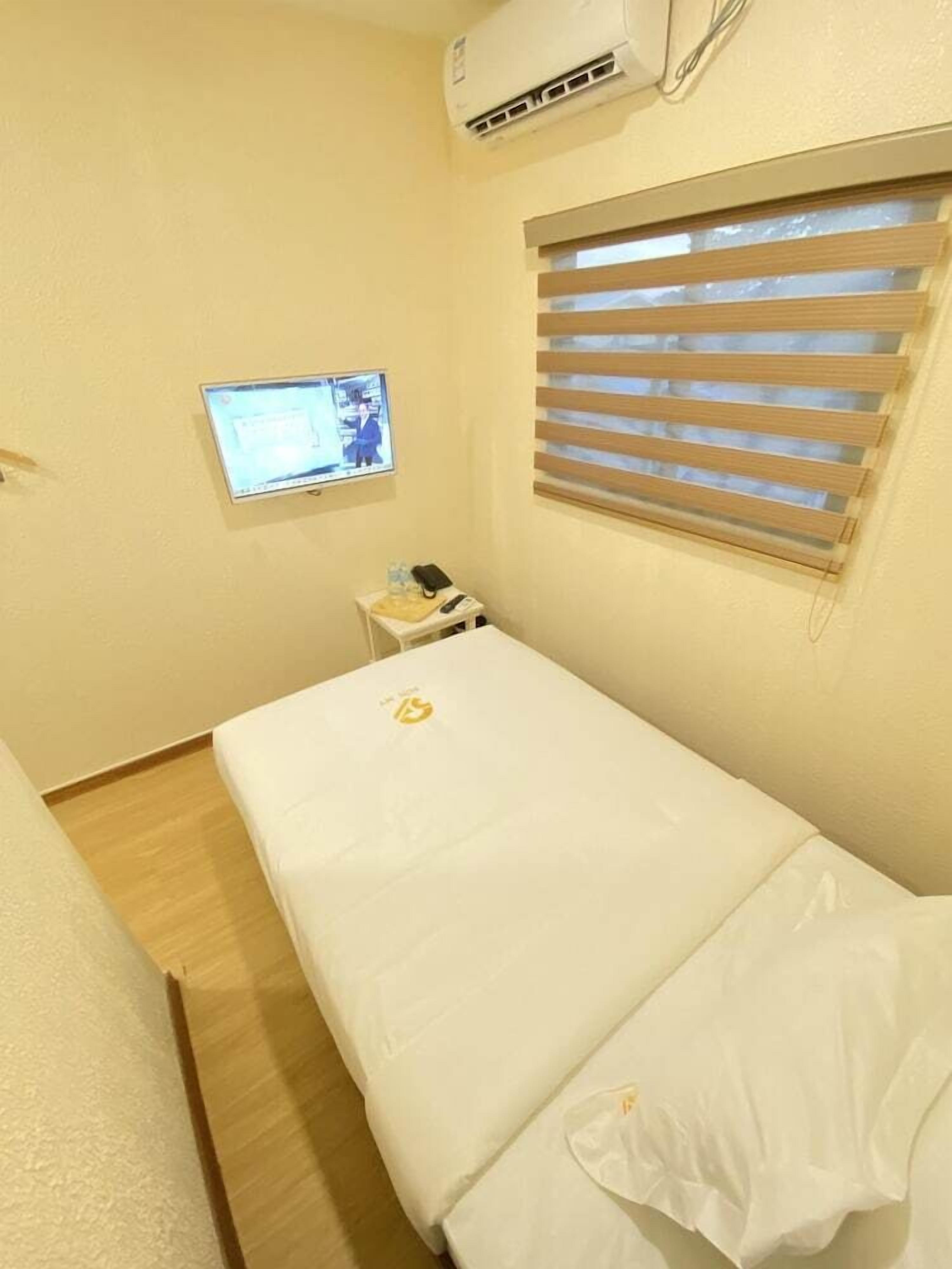 Escritorio, wifi gratis y ropa de cama 