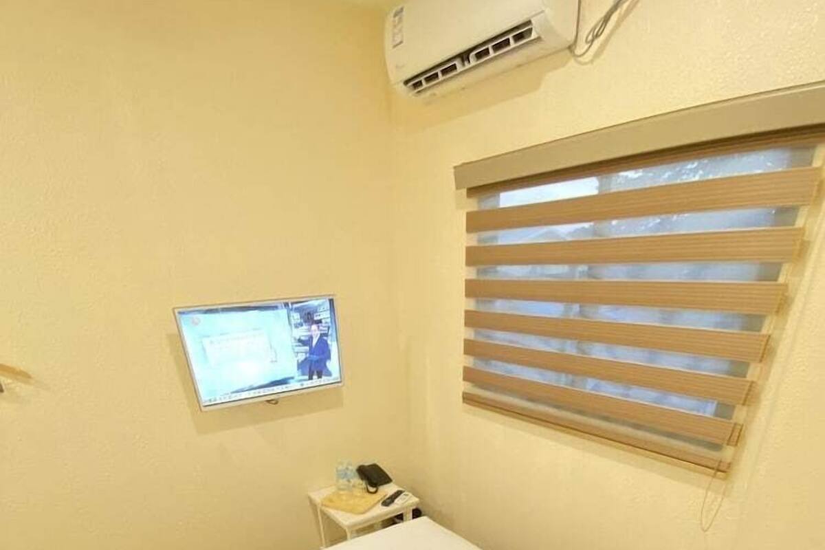Escritorio, wifi gratis y ropa de cama