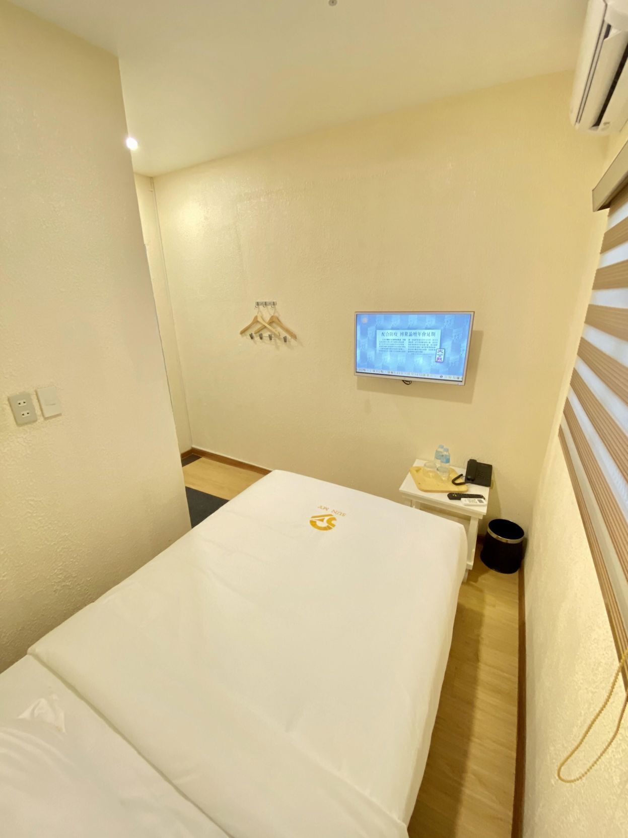 Escritorio, wifi gratis y ropa de cama 