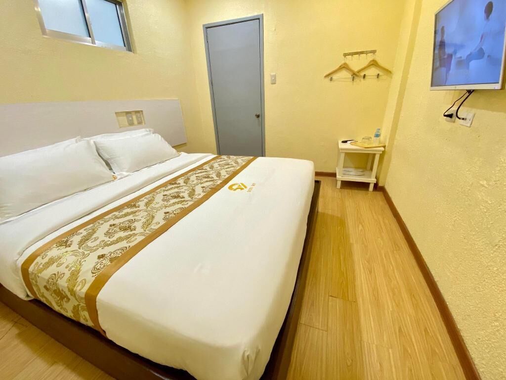 Escritorio, wifi gratis y ropa de cama 