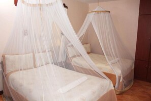 Twin Room | Desk, soundproofing, free WiFi, bed sheets - Marvin Hotel (Nakuru)
