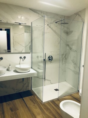 Junior-Suite | Badezimmer | Dusche, kostenlose Toilettenartikel, Haartrockner, Bidet