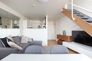 TV, streaming services, stereo