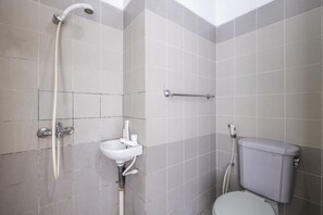 Standard Twin Room | Bathroom | Shower - OYO 1608 Feby Maisonatte (Bandung)