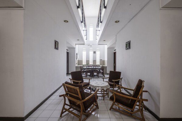 Interior detail - OYO 1608 Feby Maisonatte (Bandung)