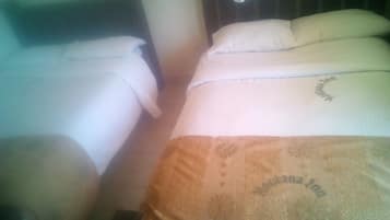 Twin Room | Desk, bed sheets