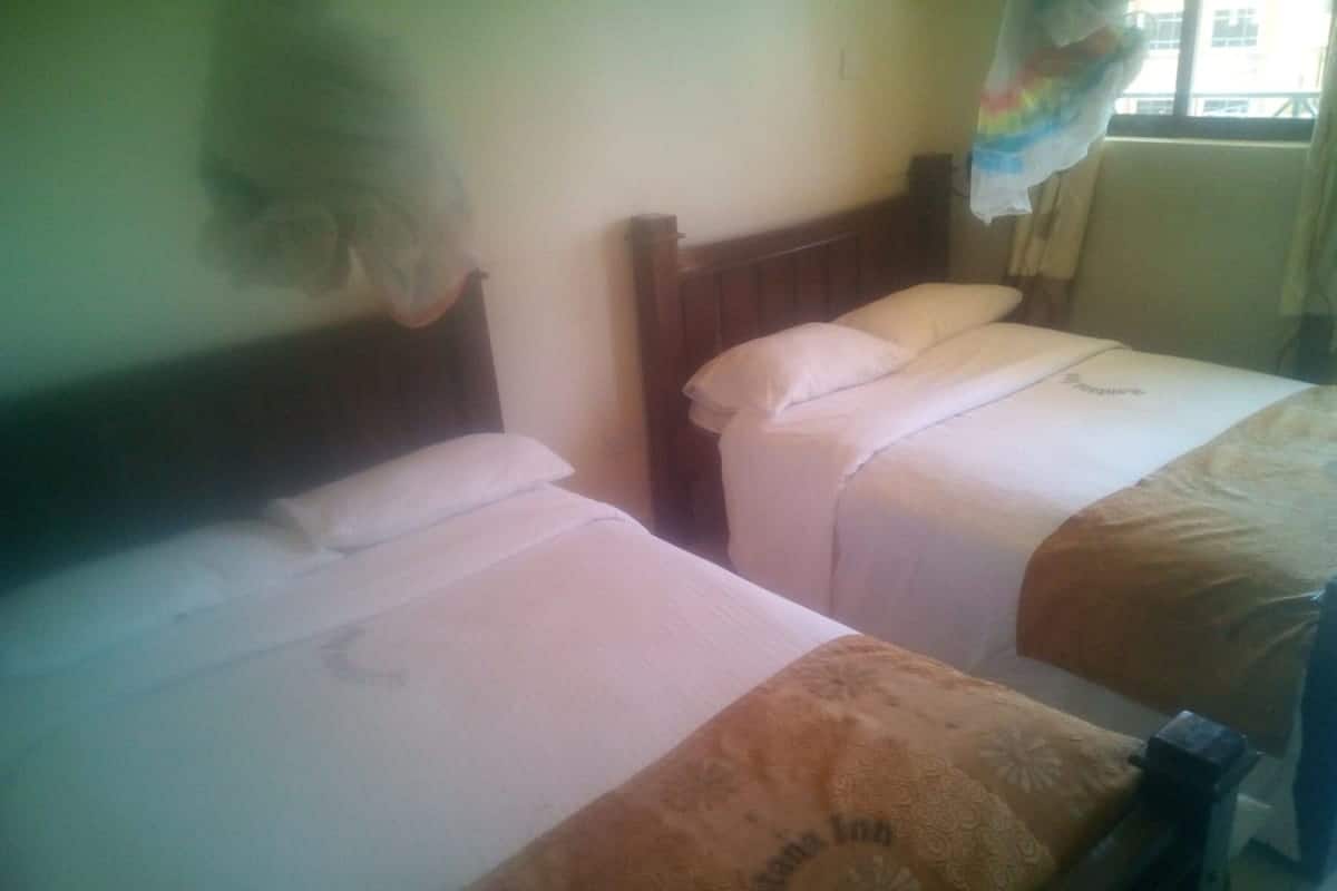 Escritorio y ropa de cama