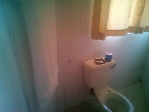 Shower, rainfall showerhead, free toiletries, towels - Montanna Inn (Thika)
