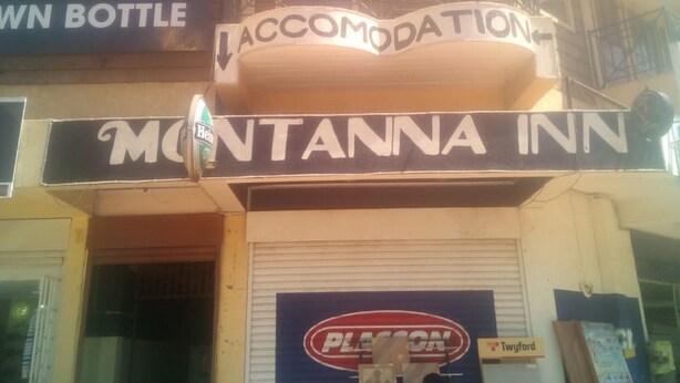 Un edificio con letreros que indican 'Montanna Inn' y 'Alojamiento'.