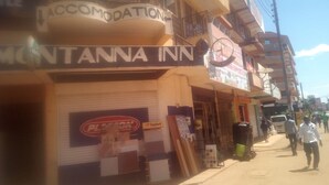Un edificio con un cartel que indica Montanna Inn y un cartel que anuncia alojamiento.