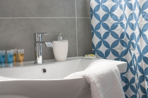 Apartment, 3 Bedrooms | Bathroom sink