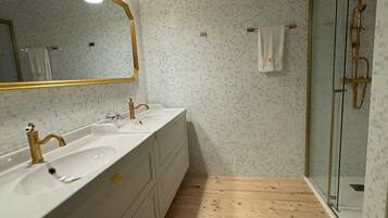 Luxury-Haus | Badezimmer | Hydromassagedusche, Handtücher, Toilettenpapier