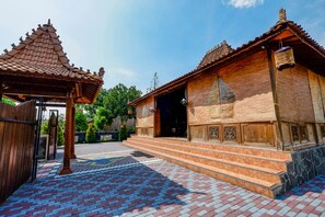 Exterior detail - OYO 2327 Pagsis Village (Klaten)