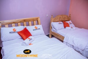 Deluxe Double Room | Desk, free WiFi, bed sheets - Moonshine Walkers (Eldoret)